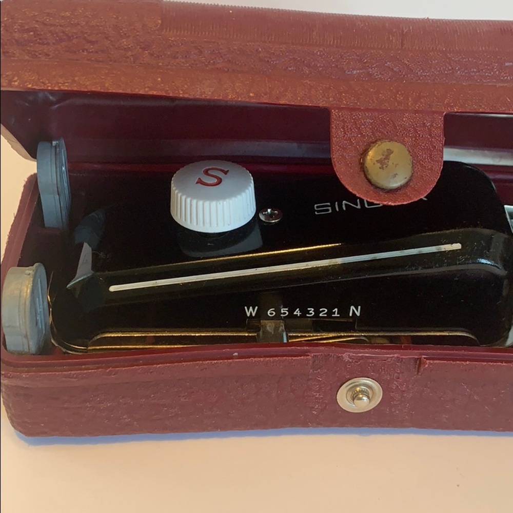 Singer Buttonholer - image 8